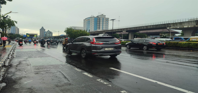 Tips dari Ahli Agar Aman Mengemudi di Jalan Licin